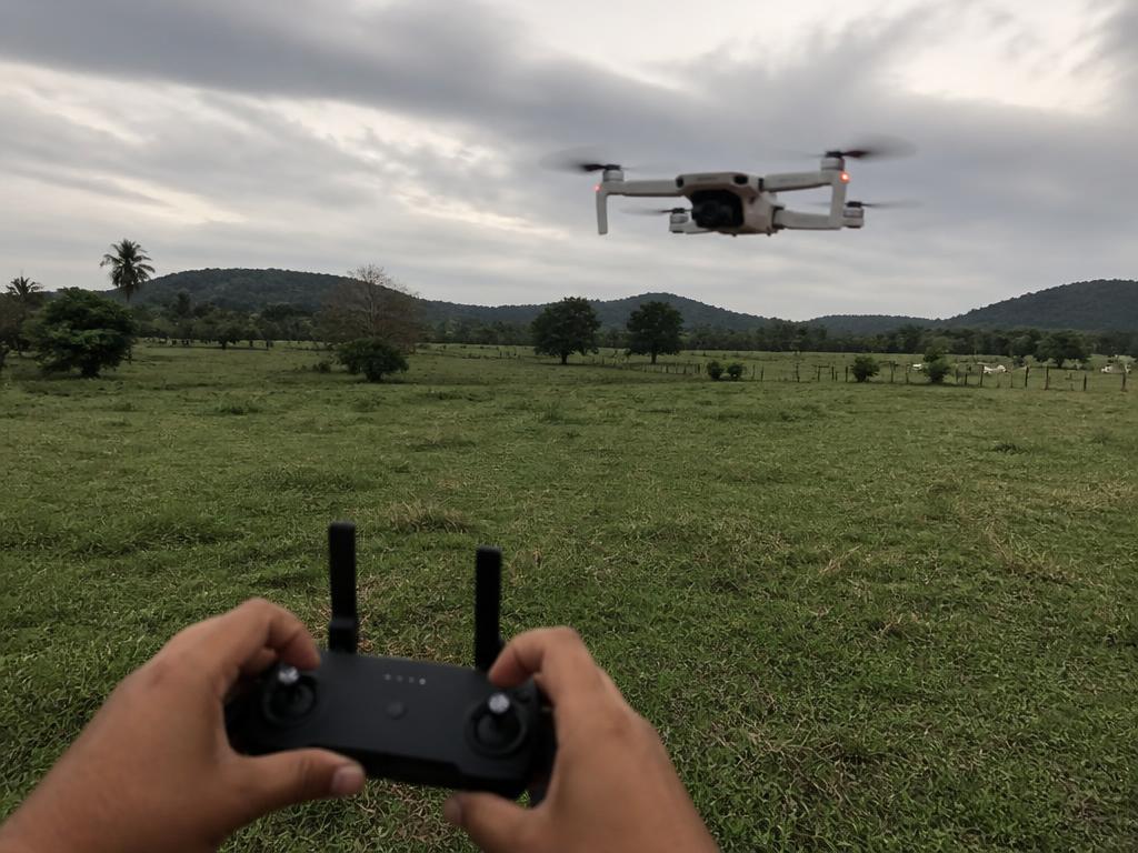 Drone em voo captando imagens aéreas de propriedade rural