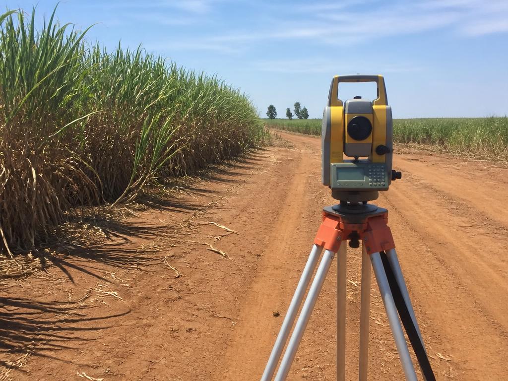 Estação total instalada em campo para levantamento topográfico